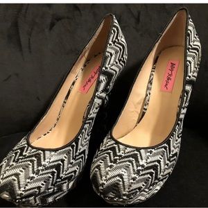 Betsey Johnson Black and White Vale Pumps Size 9